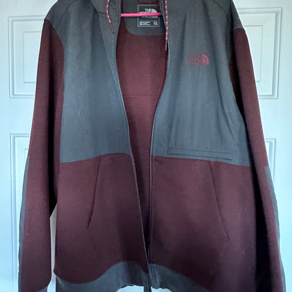 Men’s North Face hooded jacket in XXL